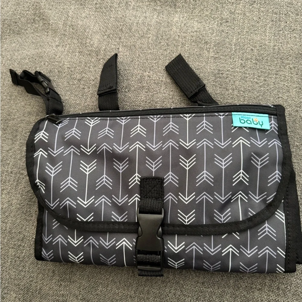 Black and White Diaper Cover with Modern Arrow Design